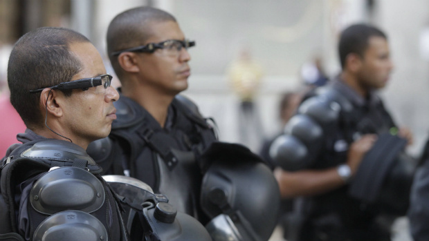 Homens do Batalhão de Policiamento em Grandes Eventos usam óculos com câmeras durante protesto no Centro do Rio