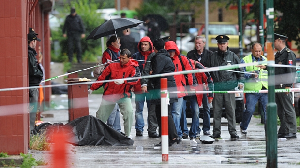 Equipe de resgate e policiais da Bratislava, diante de um dos corpos de vítimas do tiroteio
