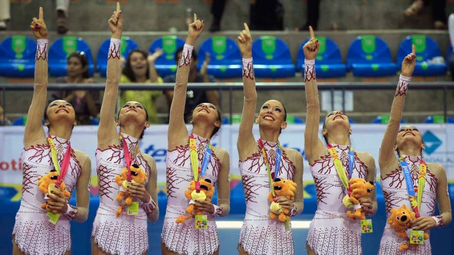 Equipe brasileira de ginástica comemora medalha de ouro pela apresentação em equipe com bola, no terceiro dia dos jogos Pan-Americanos em Guadalajara, no México, em 17/10/2011