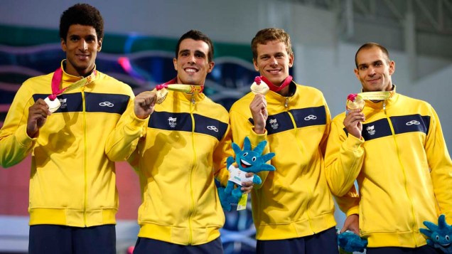 Equipe brasileira masculina de natação comemora medalha de ouro pela prova de revezamento de 100 metros, no terceiro dia dos Jogos Pan-Americanos em Guadalajara, México, em 17/10/2011