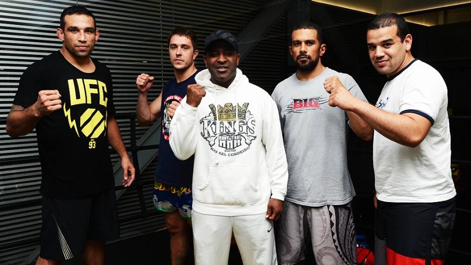 Fabrício Werdum e equipe durante treinamento em academia na cidade de São Paulo