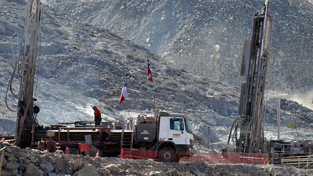 Equipes de resgate trabalham em mina, onde 33 pessoas estão presas