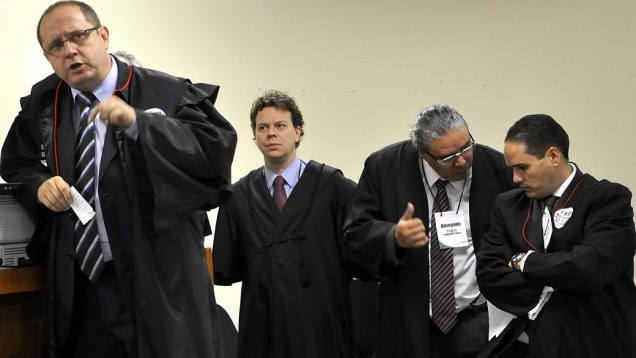 Ércio Quaresma (à esq.) comanda a defesa do ex-policial Bola