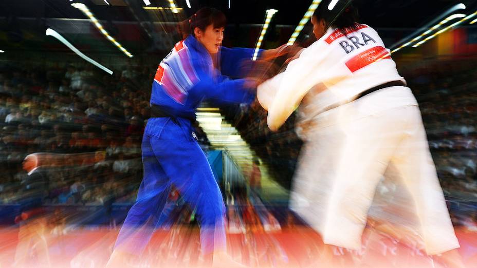 A brasileira Erika Miranda (de branco) compete com a coreana Kim Kyung-Ok (de azul) na categoria de 52kg, em 29/07/2012