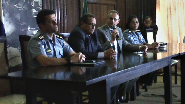 O secretário de Segurança do Rio, José Mariano Beltrame, apresenta o novo comandante-geral da PM fluminense, coronel Erir Ribeiro da Costa Filho