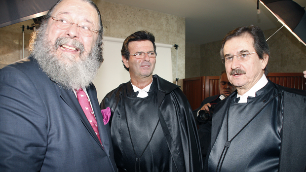 O ministro aposentado Eros Grau com o novo ministro Luiz Fux e o presidente do STF, Cezar Peluso