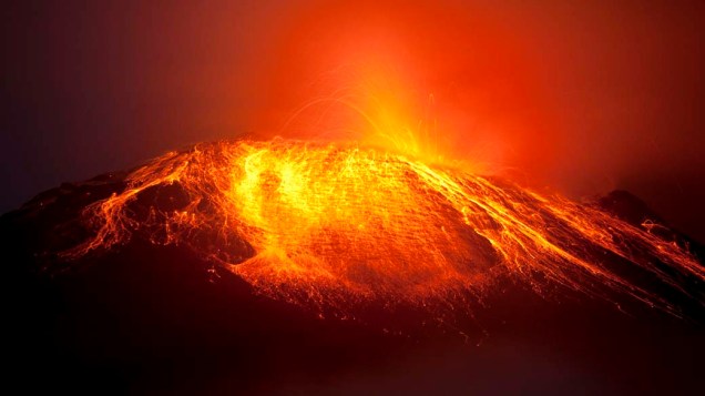 No Equador, o vulcão Tungurahua está em erupção há sete dias, após quatro meses de inatividade