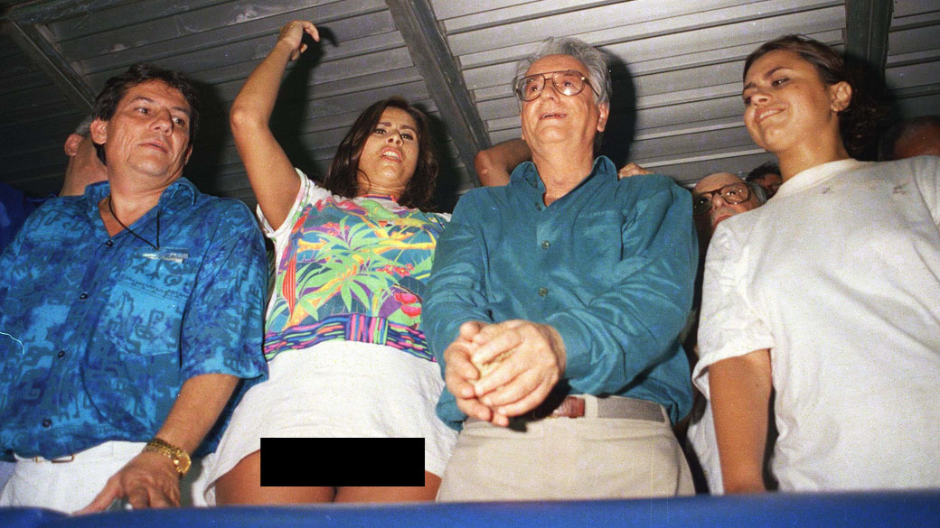 Modelo Lilian Ramos aparece ao lado de Itamar Franco sem calcinha durante carnaval de 1994 no Rio de Janeiro