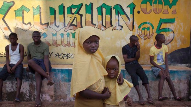 Em Serra Leoa, irmãs posam para fotografia em frente de escola em Freetown
