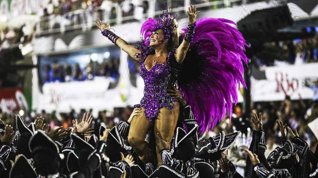 A atriz Suzana Vieira durante desfile da Escola de Samba Acadêmicos do Grande Rio pelo Grupo Especial, no Sambódromo Marquês de Sapucaí no Rio de Janeiro (RJ), neste domingo (02)