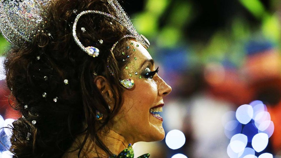 A atriz Christiane Torloni durante desfile da Escola de Samba Acadêmicos do Grande Rio pelo Grupo Especial, no Sambódromo Marquês de Sapucaí no Rio de Janeiro (RJ), neste domingo (02)
