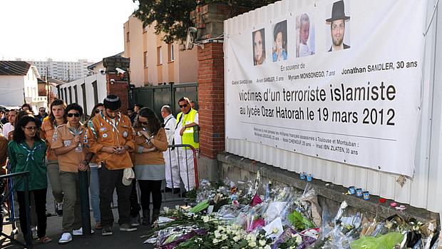 Franceses lamentam morte de vítimas de Mohamed Merah em frente à escola Ozar Hatorah