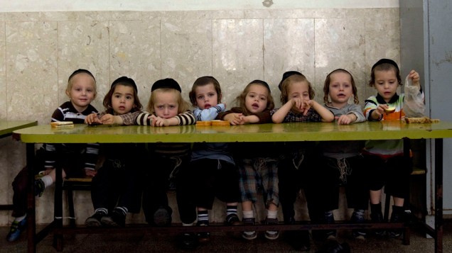 Crianças judias ultra-ortodoxas em escola para meninos em Jerusalém