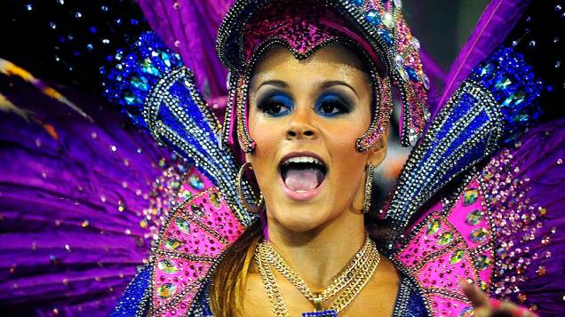 A rainha Raphaela Gomes durante desfile da Escola de Samba São Clemente pelo Grupo Especial, no Sambódromo Marquês de Sapucaí no Rio de Janeiro (RJ), neste domingo (02)