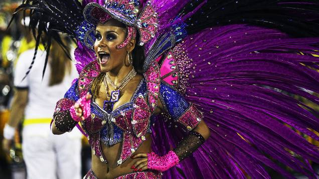 A rainha Raphaela Gomes durante desfile da Escola de Samba São Clemente pelo Grupo Especial, no Sambódromo Marquês de Sapucaí no Rio de Janeiro (RJ), neste domingo (02)
