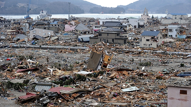 Escombros cobrem área devastada pelo tsunami na cidade de Ofunato