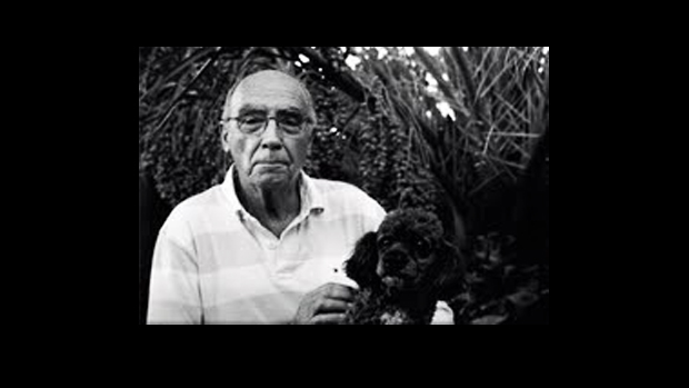 Escritor José Saramago junto com o cachorro Camões