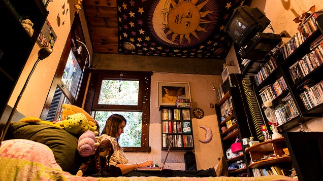 A escritora Paula Pimenta em seu quarto, em Belo Horizonte