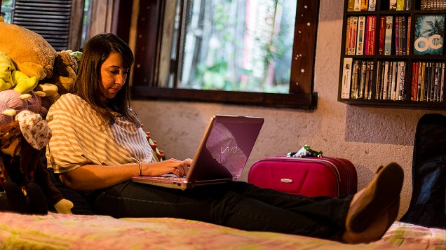 A escritora Paula Pimenta checa seus e-mails no seu quarto, em Belo Horizonte
