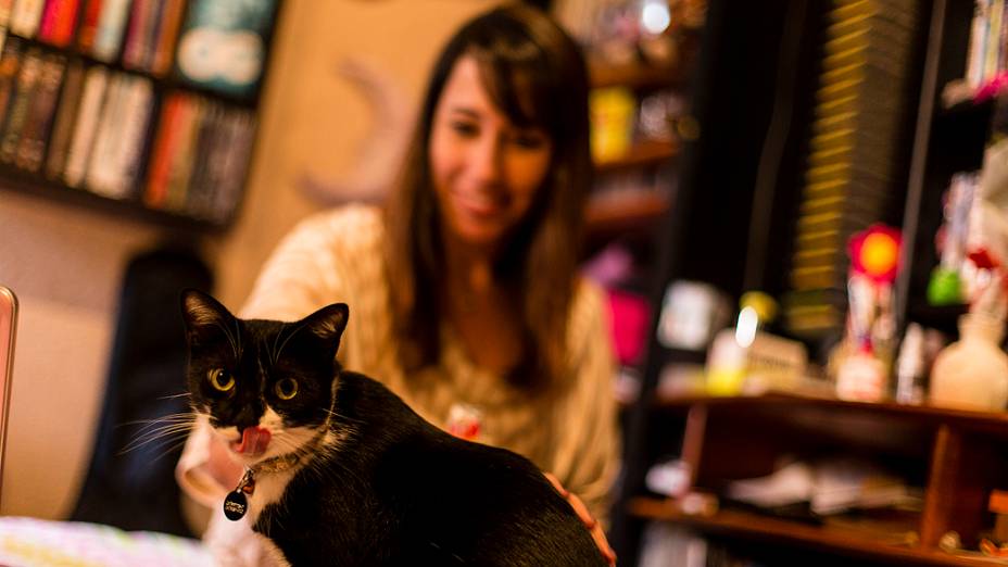Paula Pimenta e seu gato Miumiu