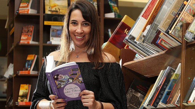 Paula Pimenta durante o lançamento do livro Fazendo Meu Livro 4 - Fani em Busca do Final Feliz em Porto Alegre