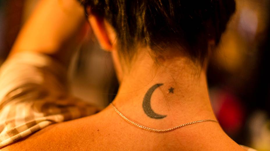Tatuagem de lua e estrela de Paula Pimenta, feita como presente de aniversário de uma amiga, em 2006