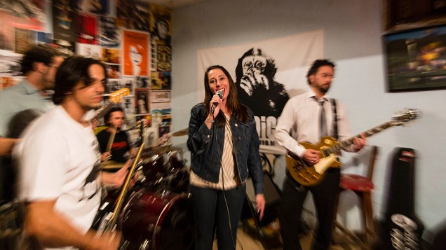 Paula Pimenta canta durante ensaio da banda No Voice, liderada pelo irmão, Bruno, em Belo Horizonte