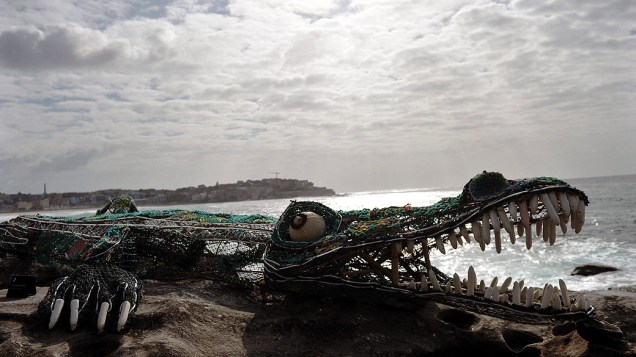 A escultura "Crocodilo fantasma de rede", é exposta em praia de Sydney (Austrália). A obra integra a mostra anual "Esculturas do mar", considerada a maior exposição gratuita e ao ar livre do mundo