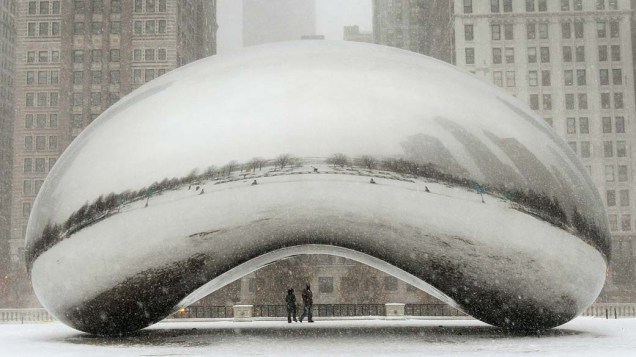 Escultura Cloud Gate no centro de Chicago durante chuva de neve, Estados Unidos