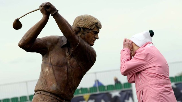Mulher observa escultura do jogador de golfe Jack Nicklaus em Dublin, Irlanda