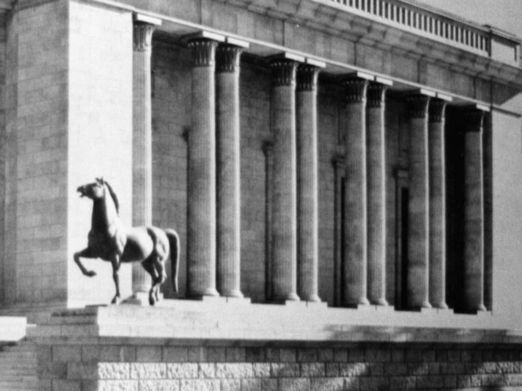 Uma das esculturas de cavalo feitas por Josef Thorak, em frente à Chancelaria de Hitler em Berlim, na época da Segunda Guerra Mundial