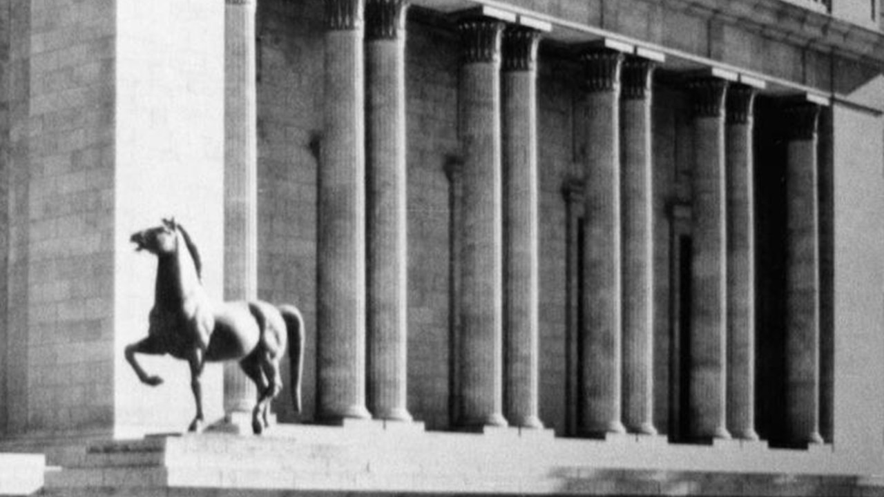 Uma das esculturas de cavalo feitas por Josef Thorak, em frente à Chancelaria de Hitler em Berlim, na época da Segunda Guerra Mundial