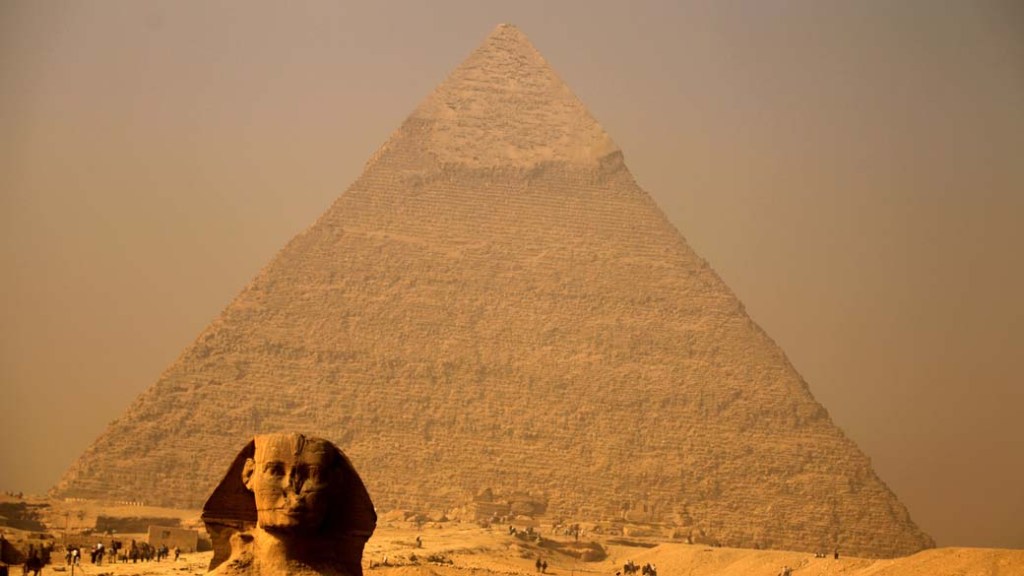 A Esfinge e a pirâmide de Quéfren na cidade de Gizé, Egito