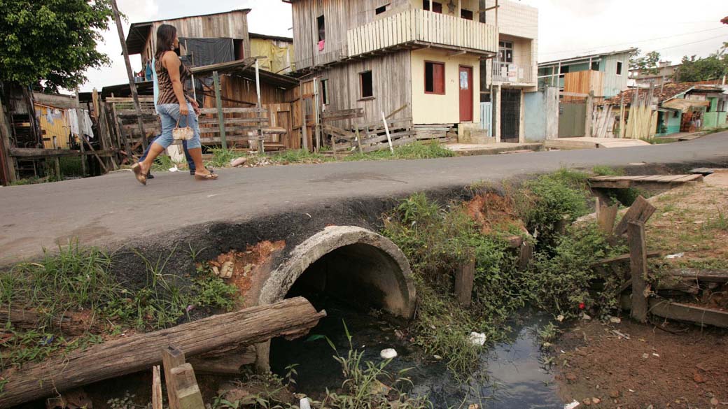 Esgoto no bairro de Marambaia, Belém (PA)