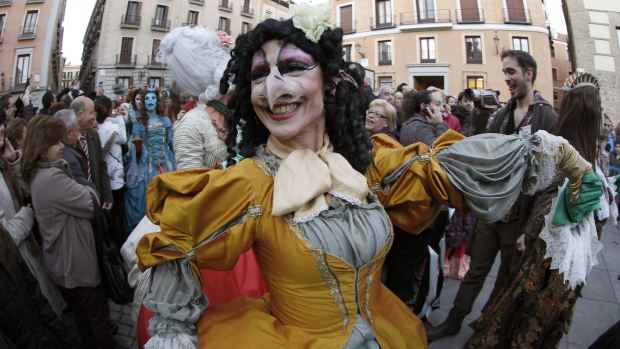 Mulher fantasiada com traje de época brinca o Carnaval na Praça de la Villa de Madrid, na Espanha - 17/02/2012
