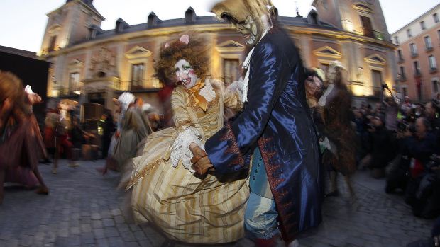 Casal vestido com trajes de época brinca o Carnaval na Praça de la Villa de Madrid, na Espanha - 17/02/2012
