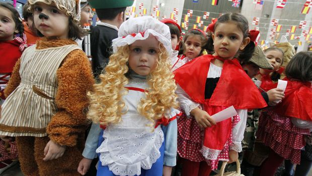 Alunos de uma escola de San Agustín, na Espanha, se fantasiam como personagens de fábulas infantis - 17/02/2012