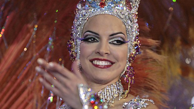 A candidata Fabiola Ver durante a competição de fantasia de gala para escolher a rainha do Carnaval de Tenerife 2012, em Santa Cruz de Tenerife, na Espanha - 15/02/2012