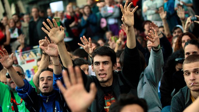 Manifestantes protestam nesta terça-feira (23) diante do Parlamento da Espanha, em Madri