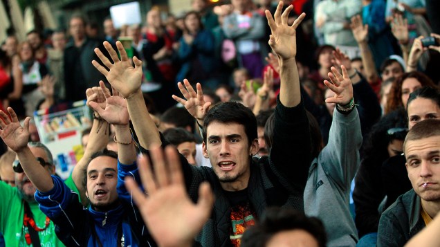 Manifestantes protestam nesta terça-feira (23) diante do Parlamento da Espanha, em Madri Manifestantes protestam nesta terça-feira (23) diante do Parlamento da Espanha, em Madri