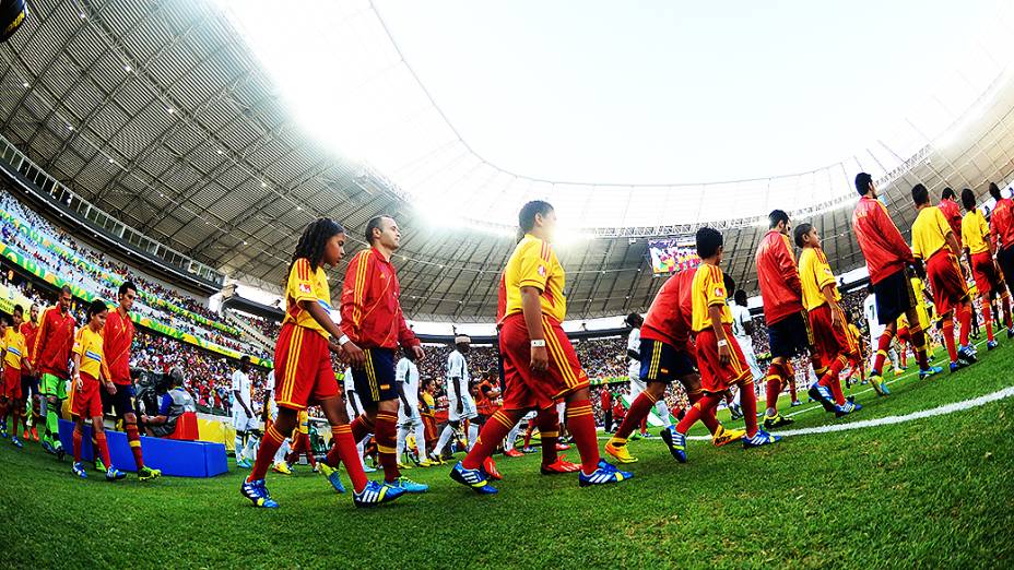 Jogadores de Nigéria e Espanha entram em campo, pela Copa das Confederações, em Fortaleza