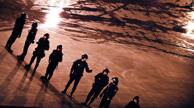Policiais montam guarda na praça Puerta del Sol em Madri, na Espanha, após a retirada de manifestantes do local