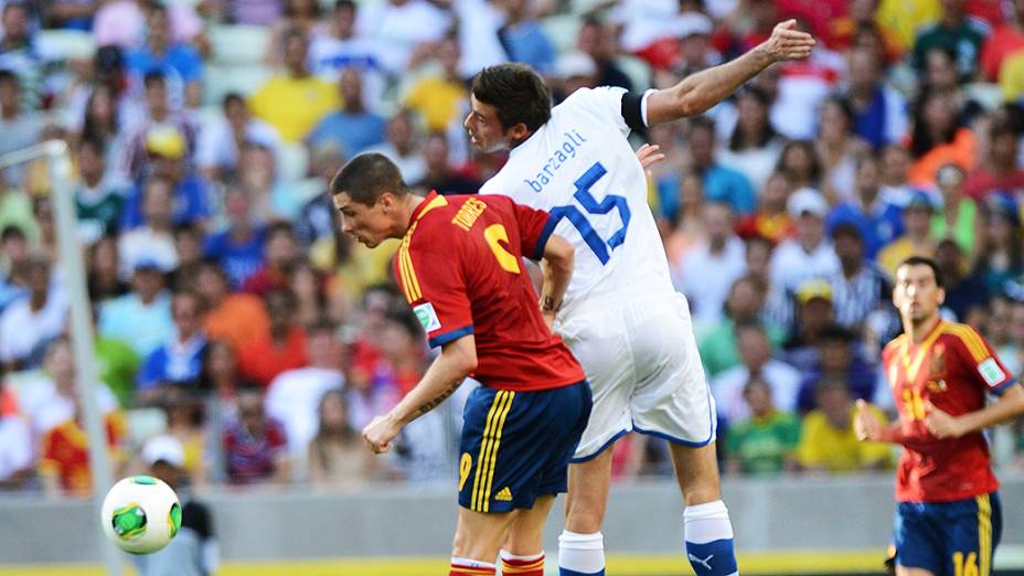 Fernando Torres disputa bola com Barzagli durante partida da Itália e Espanha, válida pela semi-final da Copa das Confederações, no Castelão, em Fortaleza