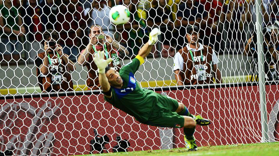 Goleiro da Itália durante jogo contra Espanha pela Copa das Confederações no Brasil