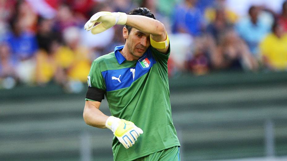 Goleiro da Itália durante jogo contra Espanha pela Copa das Confederações no Brasil