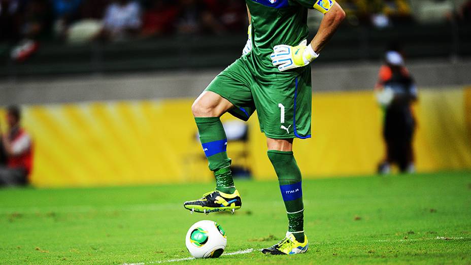 Goleiro da Itália durante jogo contra Espanha pela Copa das Confederações no Brasil