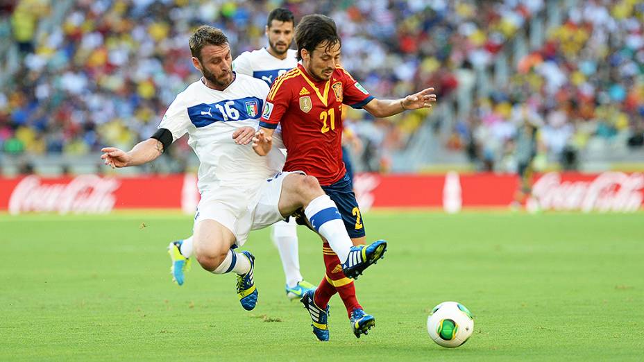 Jogador Daniele De Rossi, da Itália, disputa a bola com David Silva, da Espanha, na prorrogação da semifinal da Copa das Confederações, em Fortaleza
