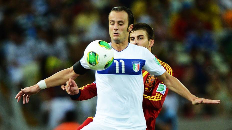 Jogador Gilardino, da Itália, disputa a bola com Piqué, da Espanha, na semifinal da Copa das Confederações, em Fortaleza