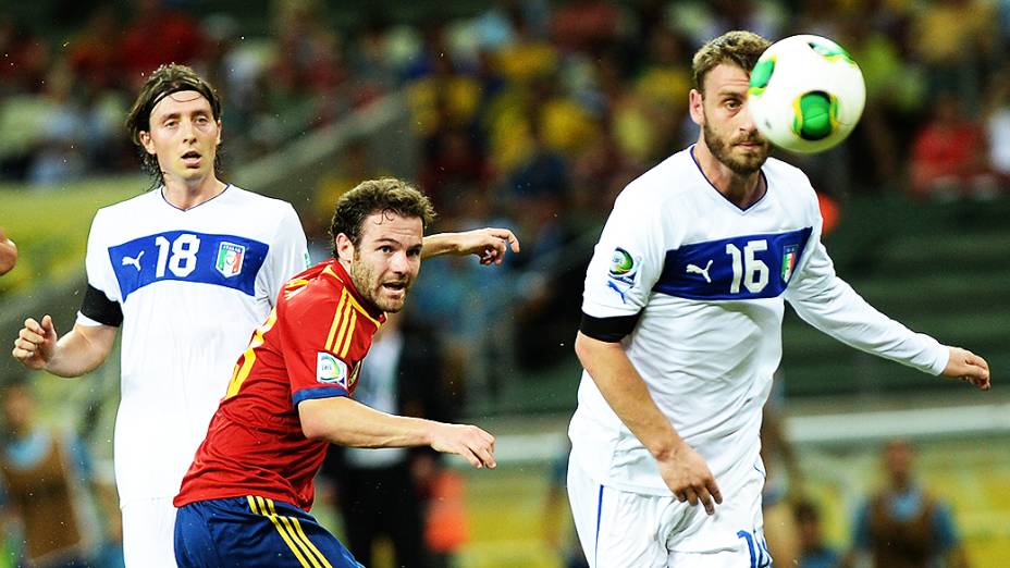 Jogador Daniele De Rossi, da Itália, disputa a bola com Juan Mata, da Espanha, na prorrogação da semifinal da Copa das Confederações, em Fortaleza