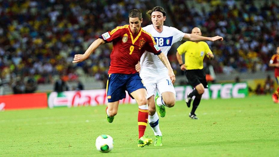 Jogador Fernando Torres, da Espanha, disputa a bola com Riccardo Montolivo da Itália, na semifinal da Copa das Confederações, em Fortaleza